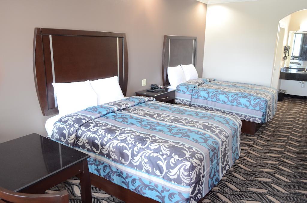 Palace Inn Sam Houston Race Park Room photo